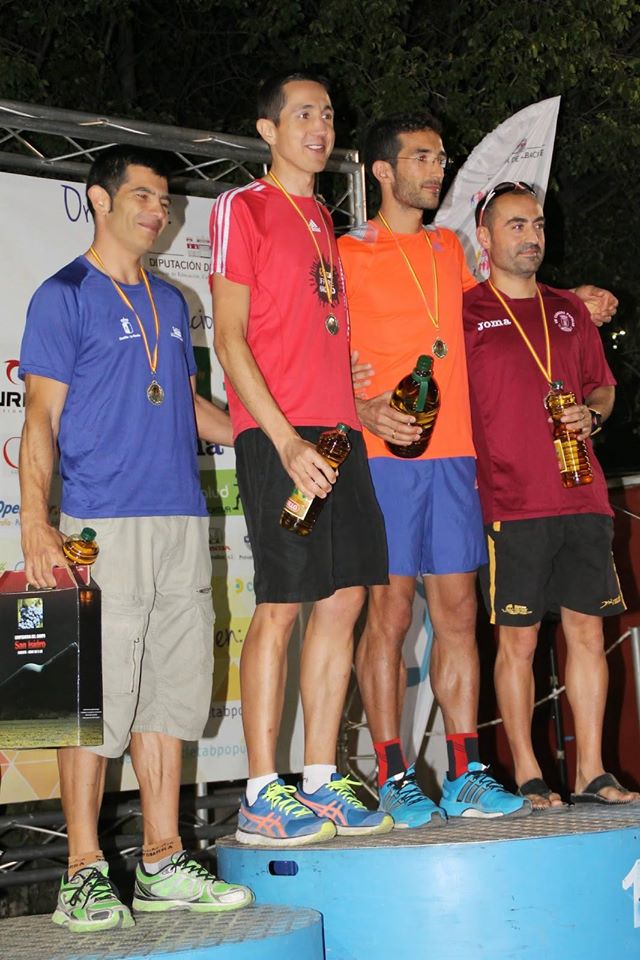 Iván Berbegal (Segundo por la izquierda) en lo alto del podium para recibir el trofeo