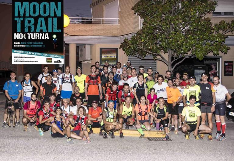 Foto de grupo antes de iniciarse la salida junto a la tienda Trail & Climb