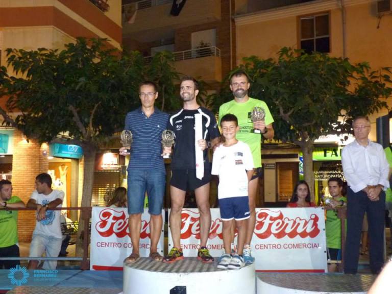 José María Fernández y Sebastián Soriano recibiendo los trofeos como segundo y tercer clasificado senior B