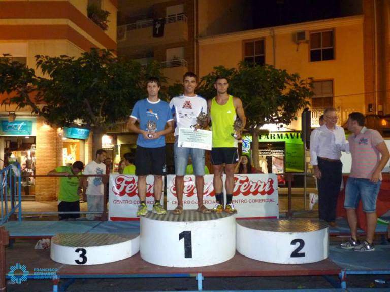 Jorge Mañez recibiendo el trofeo como primer corredor local