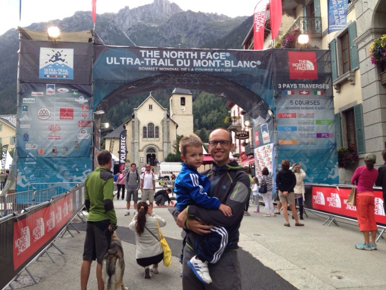José Francisco Giménez con su hijo junto al arco de salida