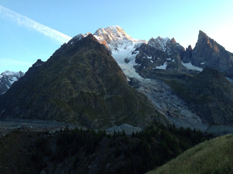 Imagen al amanecer tras la primera noche de carrera
