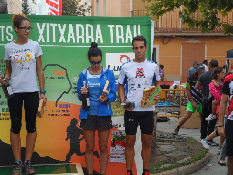 David Francés en el podium recogiendo el trofeo de tercer clasificado en la carrera de 18 km