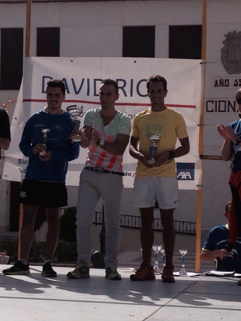 David Francés recibiendo el trofeo de segundo clasificado