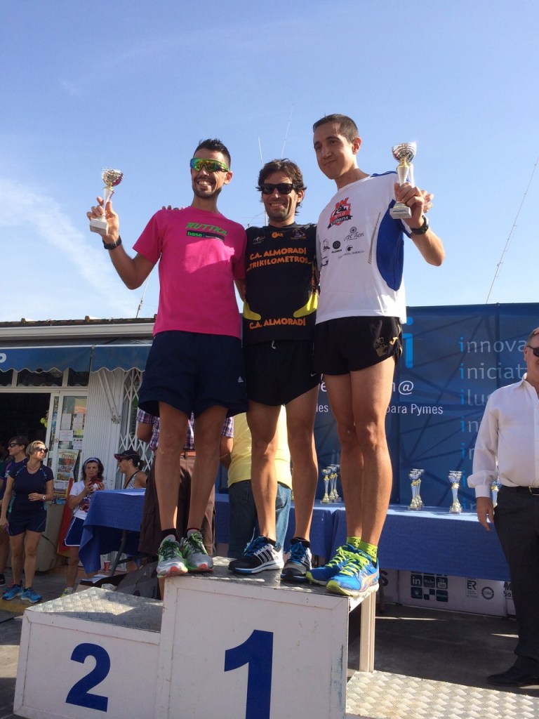 Iván Berbegal en el podium recibiendo el trofeo de tercer clasificado