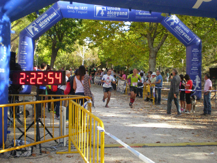 Javier Valdés y José Antonio Azorín entrando juntos a meta