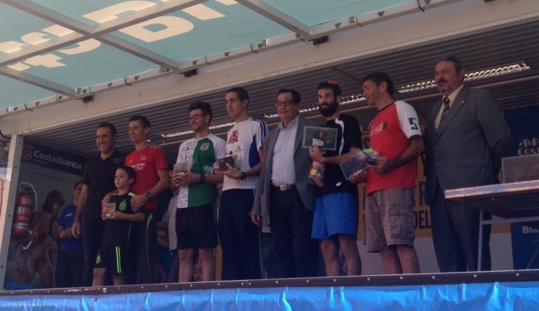 Iván Berbegal en el podium recibiendo el trofeo de tercer clasificado