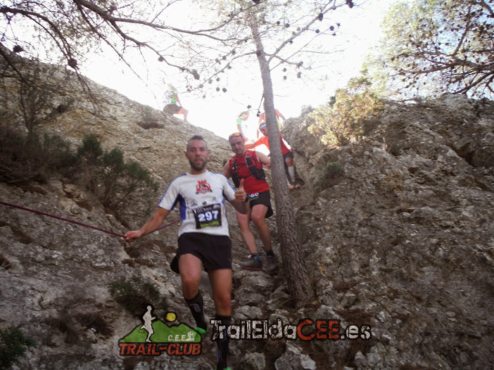 Luis Salinas en descenso técnico protegido con cuerdas