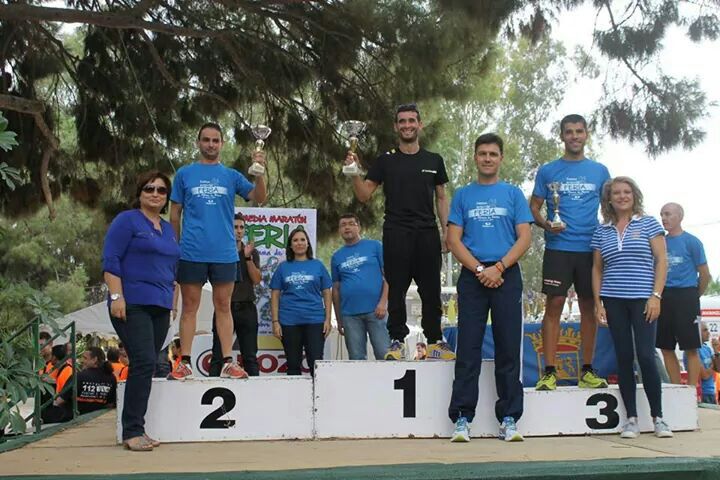 Jorge Máñez recibiendo el trofeo de tercer clasificado de la categoría senior