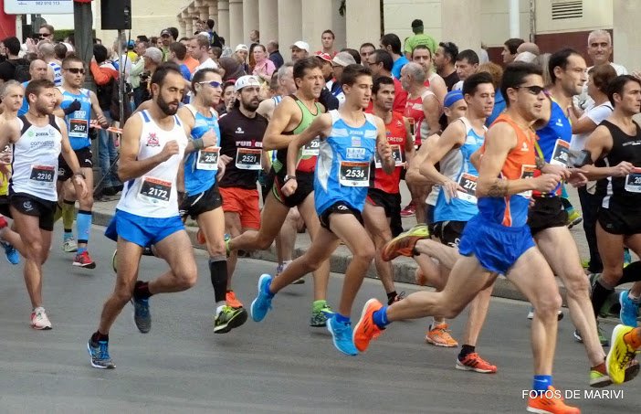 Iván Samper progresando en carrera desde atrás por el lado exterior izquierdo