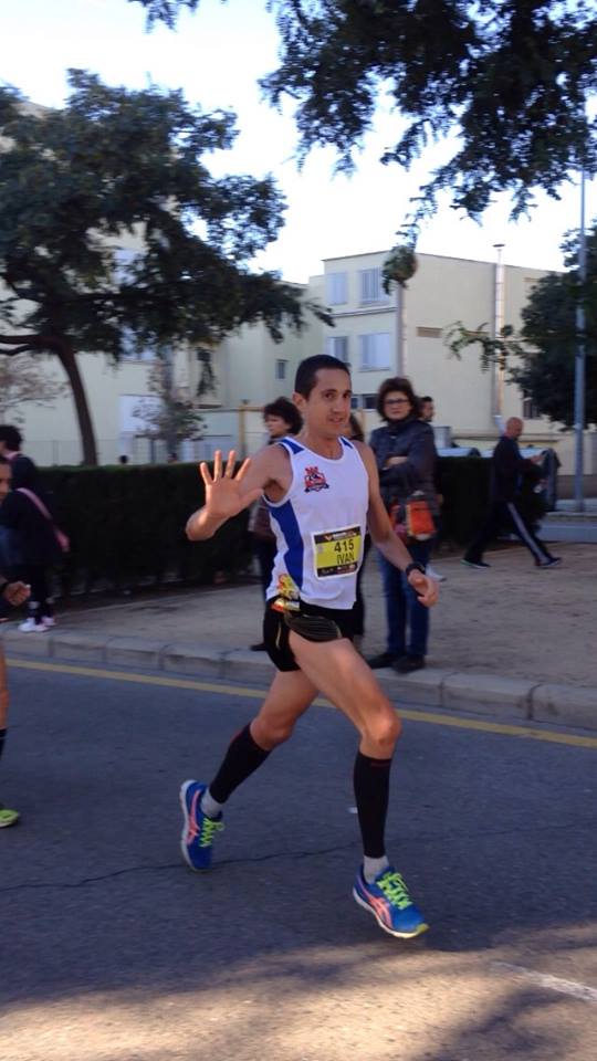 Iván Berbegal saludando en el curso del maratón