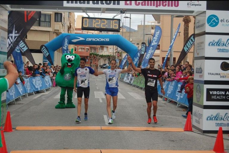 Jorge a la derecha de la imagen entrando en meta