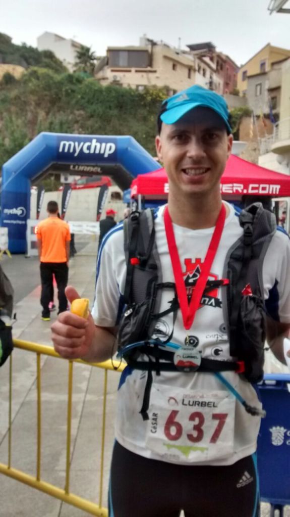César con su medalla de finisher