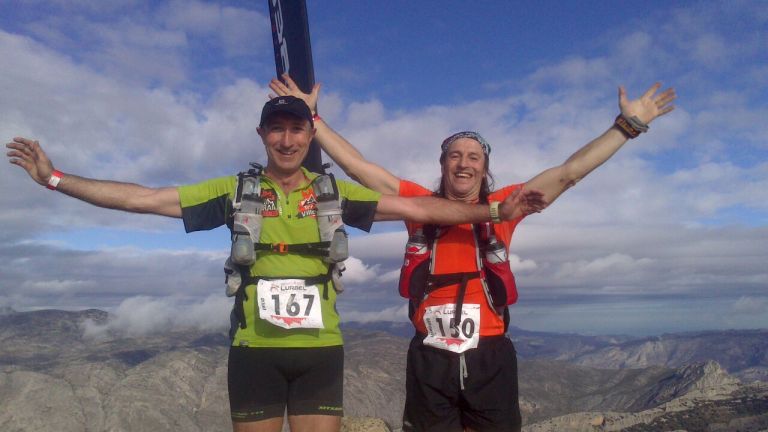 Emilio y Rai en la cima del Puig Campana