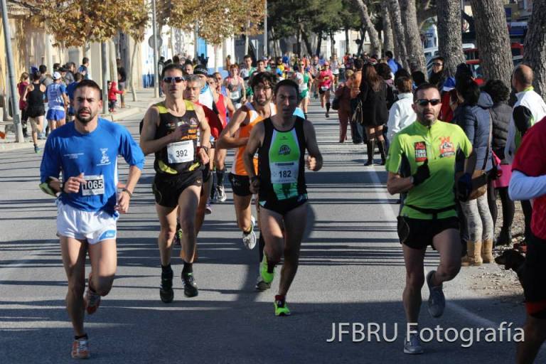 Juan Carlos Ruiz en la parte derecha de la imagen durante el desarrollo de la carrera