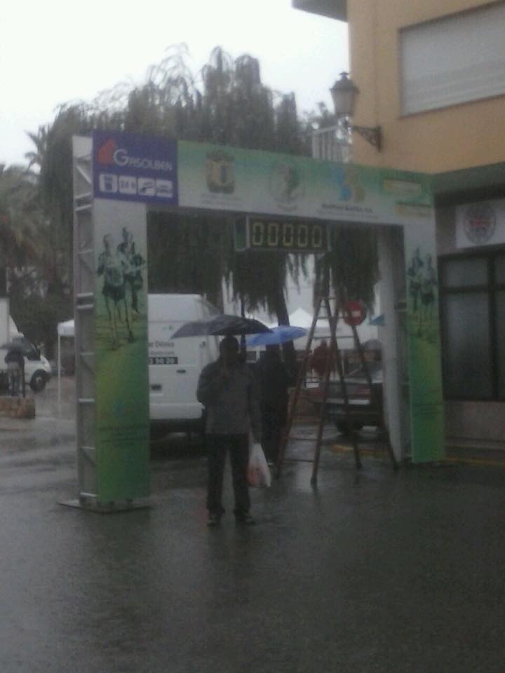 Ángel Sánchez bajo el paraguas antes de iniciarse la prueba donde la lluvia fue la protagonista