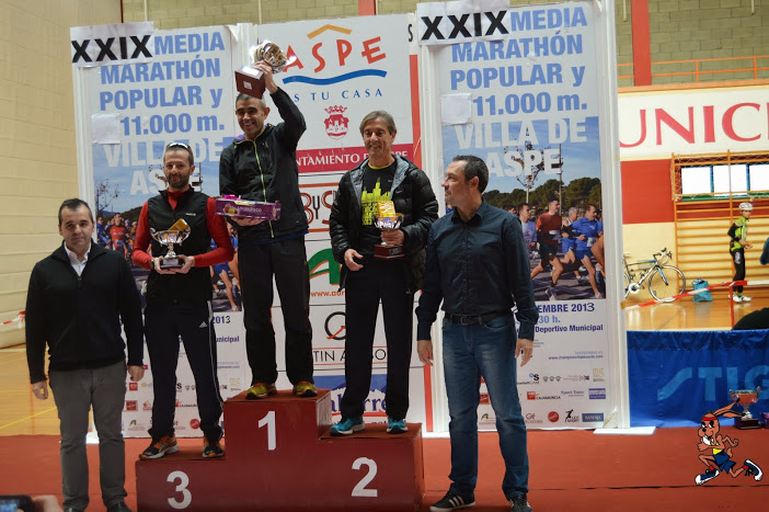 Juan Carlos Ruiz recogiendo su trofeo de tercer clasificado