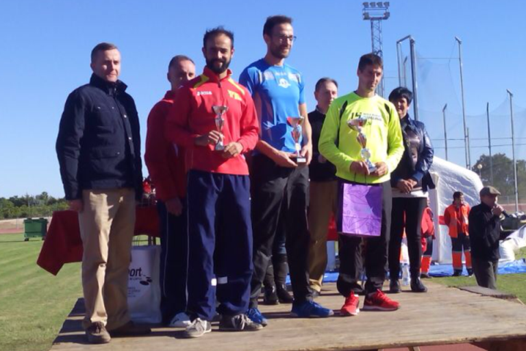 Iván de rojo en el lado izquierdo de la imagen recibiendo su trofeo de tercer clasificado