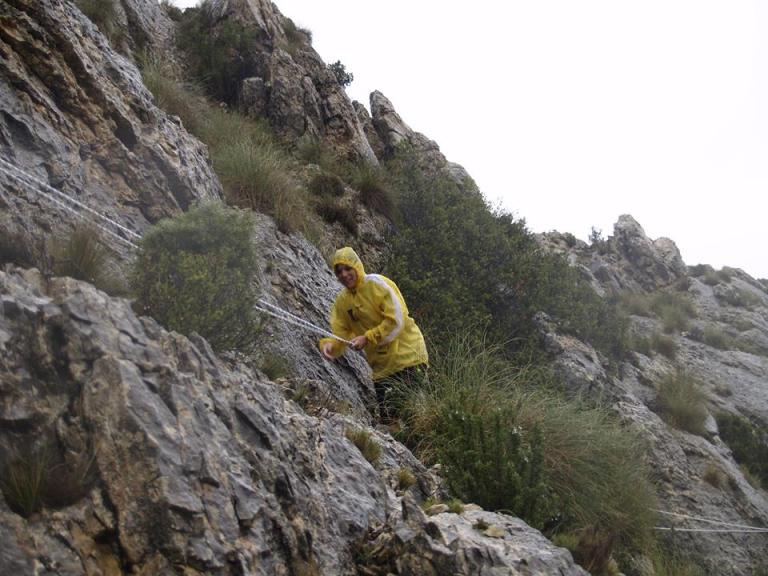 Quina en uno de los pasos más difíciles de la carrera asegurados con cuerda