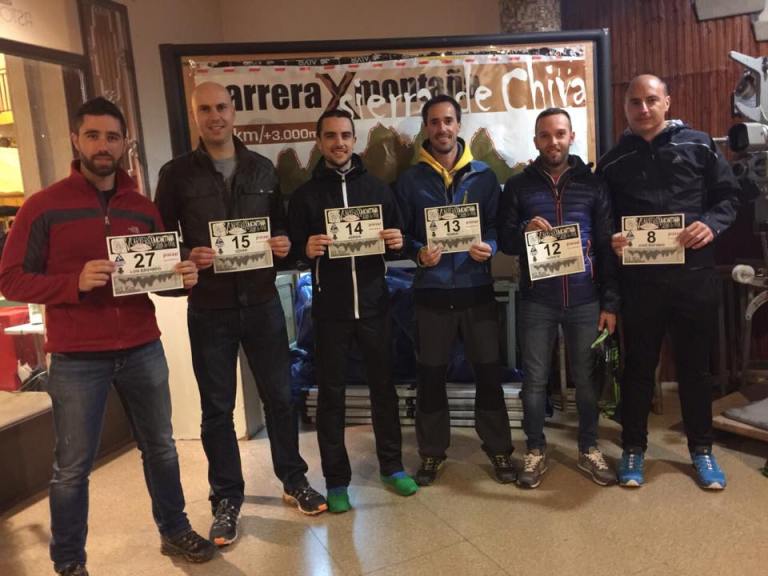 Recogida de dorsales por algunos de los compañeros que participaron en la ultra