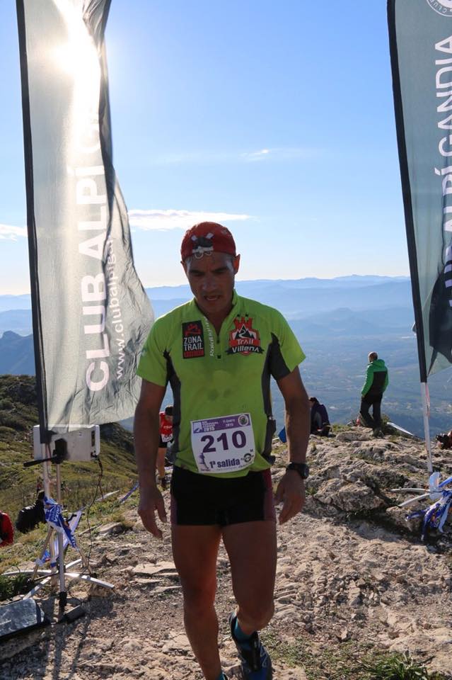 Juan José Malpica, tras cruzar la línea de meta en la cima del Mondúver