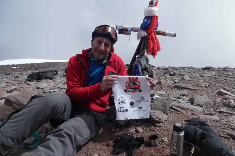 Rai en la cima del Aconcagua con el escudo de Trail Villena, muchas gracias por llevar al equipo en tu corazón hasta lo más alto