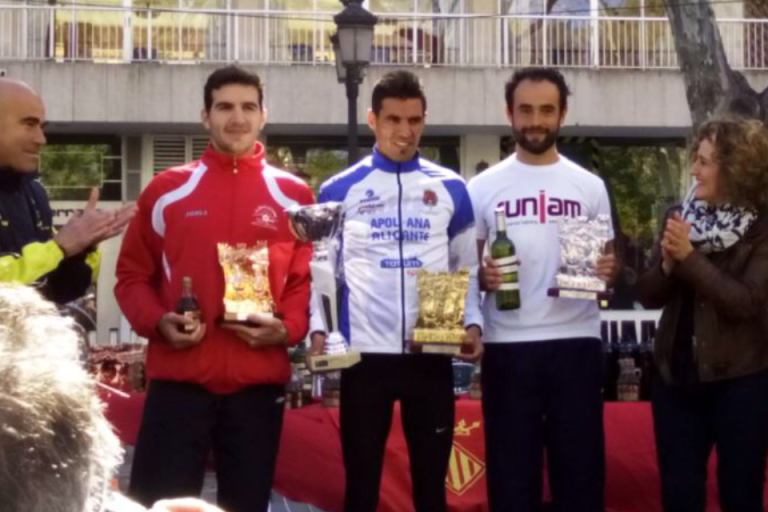 Iván recibiendo el trofeo de segundo clasificado senior junto a Mohamed Boucetta, ganador de la prueba