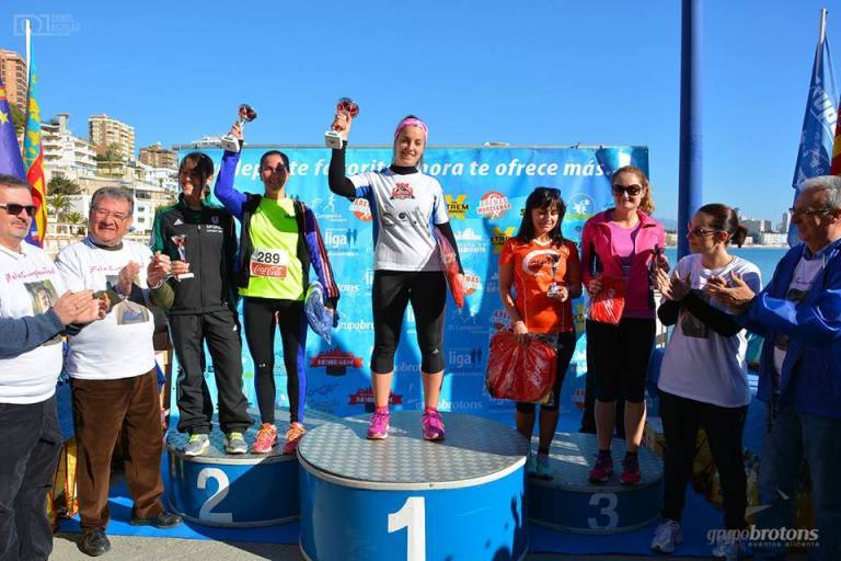 M.ª Ángeles en lo más alto del pódium recibiendo el trofeo de primera clasificada