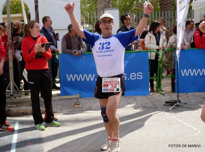 Ángel Granizo con la camiseta reivindicativa "La ELA existe"