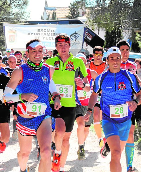 David Francés en la derecha de la imagen con el dorsal 28