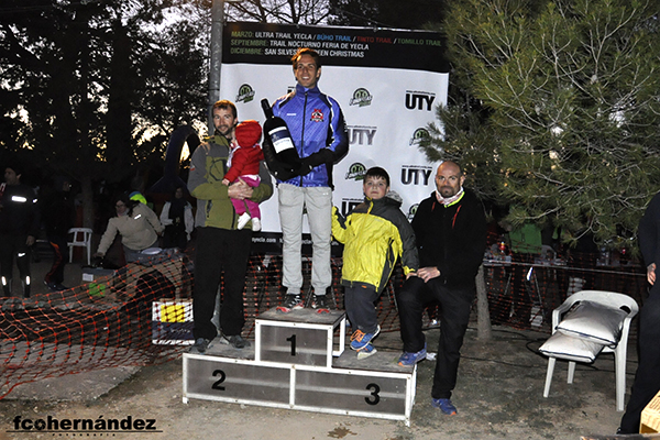 David Francés, en lo más alto del pódium recibiendo el trofeo de primer clasificado