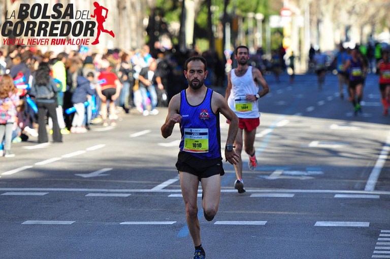 Iván Samper corriendo por las calles de Barcelona
