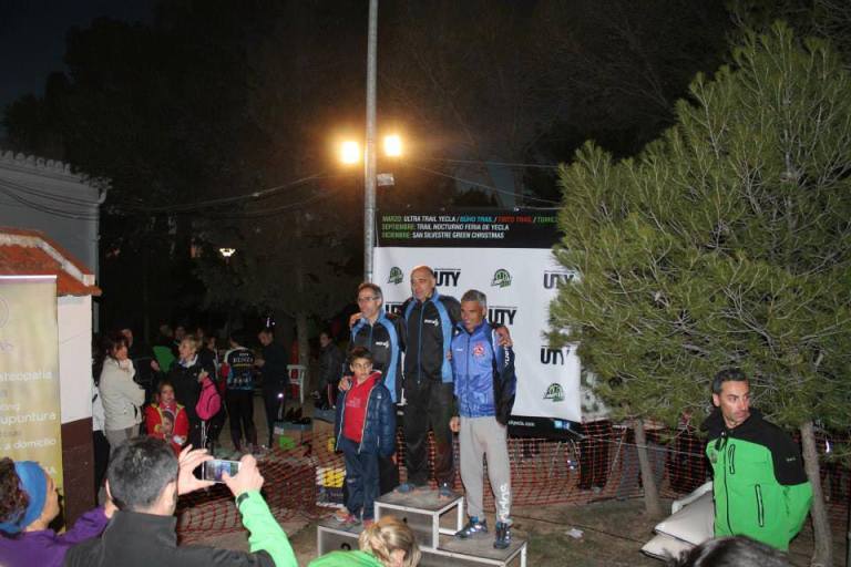 Juan José Malpica, recibiendo el trofeo de tercer clasificado de su categoría