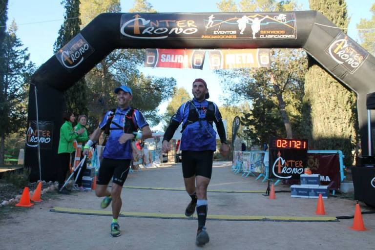 Vicente Úbeda, a la izquierda de la imagen entrando en meta junto a Raúl Domene