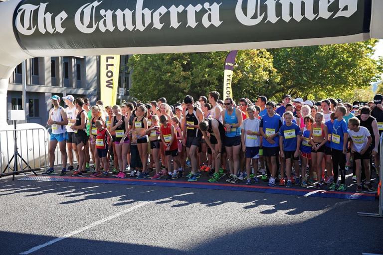 César Azorín, el primero de los corredores de la izquierda de la imagen, antes de darse la salida