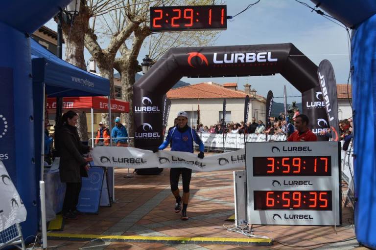 David Francés cruzando la línea de meta como vencedor de la carrera
