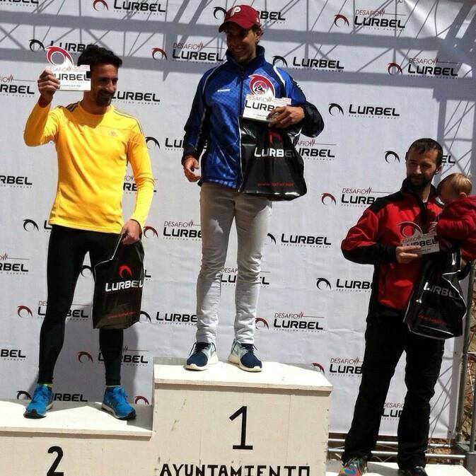 David Francés, en lo más alto del pódium recogiendo el trofeo de primer clasificado