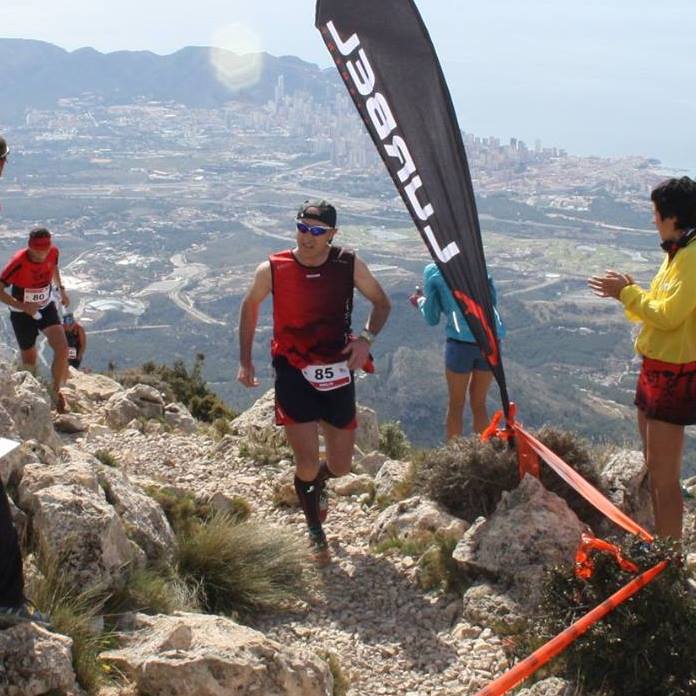 Emilio Alcaráz en la parte final de la subida con unas espectaculares vistas al mar