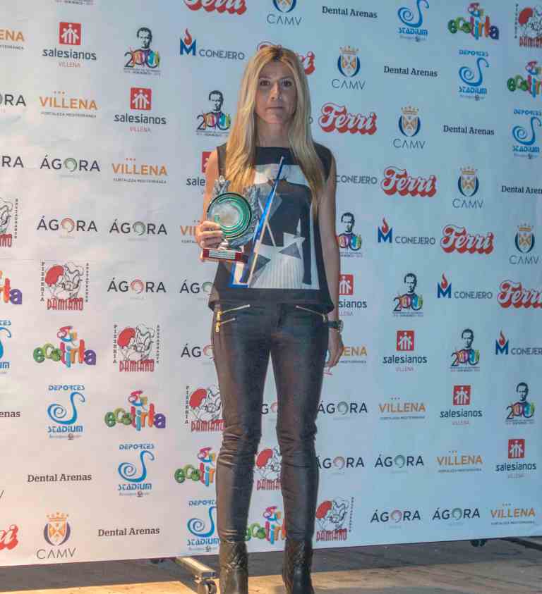 Irene Gil con el trofeo de mejor deportista femenina