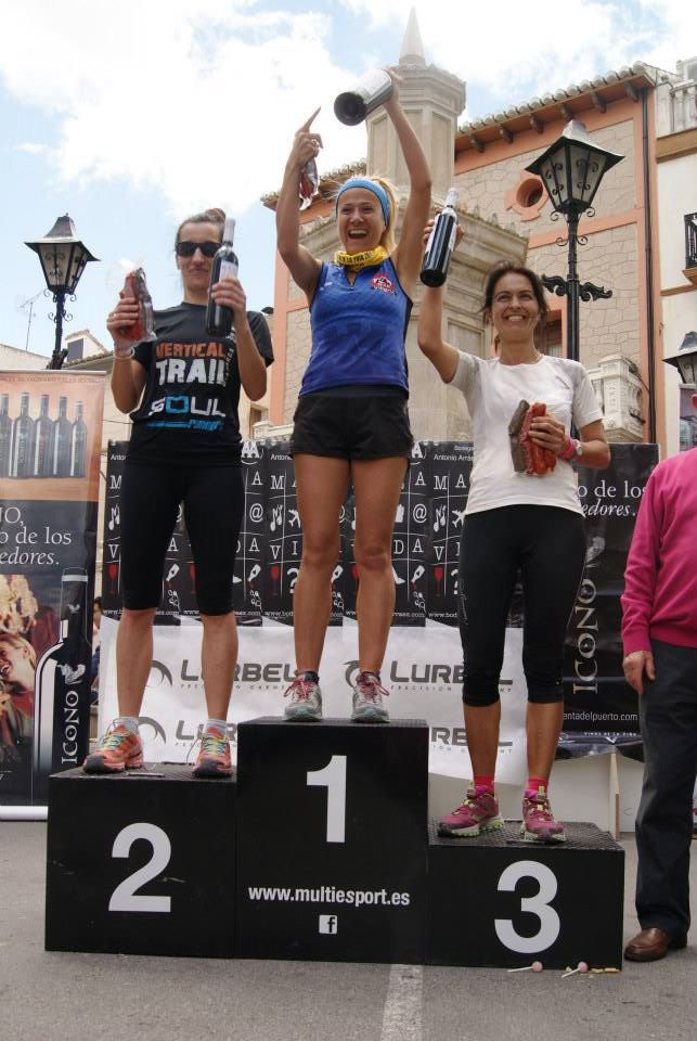 Irene Gil recogiendo el trofeo de primera clasificada de su categoría