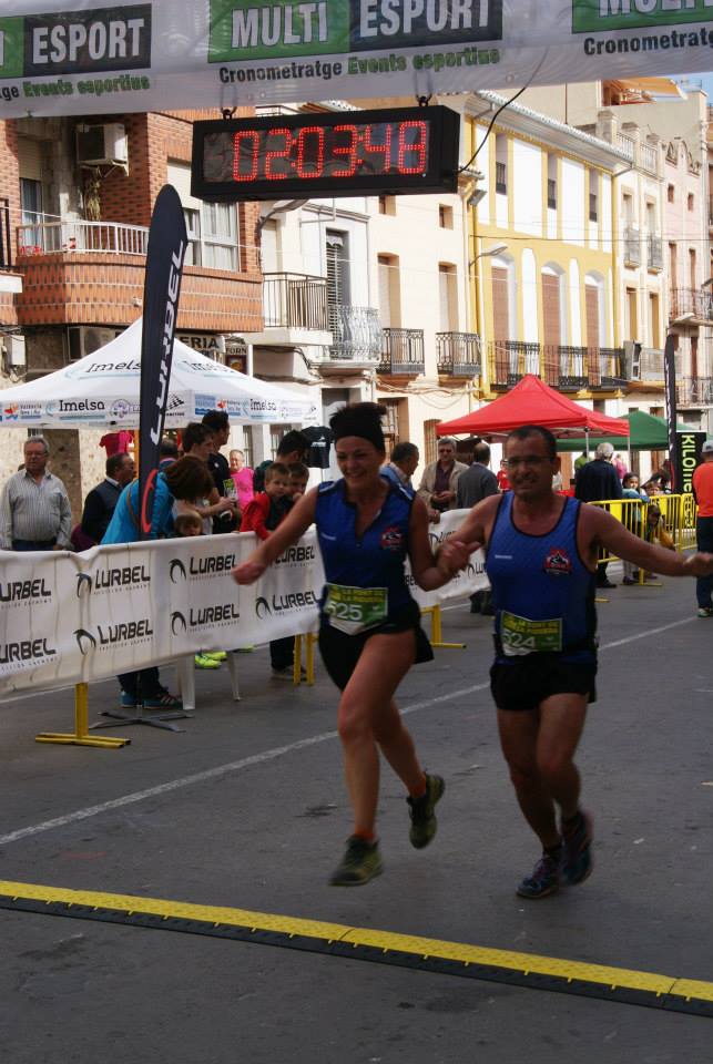 María del Mar y Vicente entrando junto en meta en la prueba de 14 km