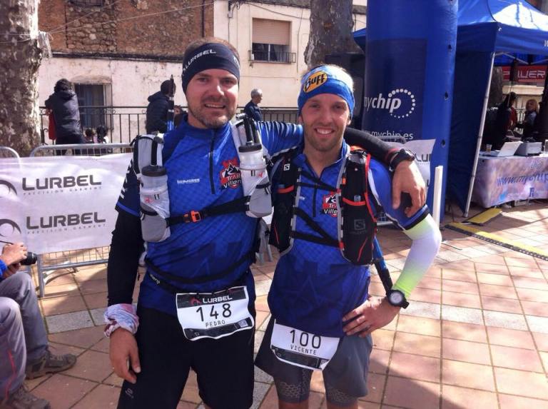 Pedro Luna y Vicente Úbeda tras cruzar la línea de meta después de casi doce horas de carrera