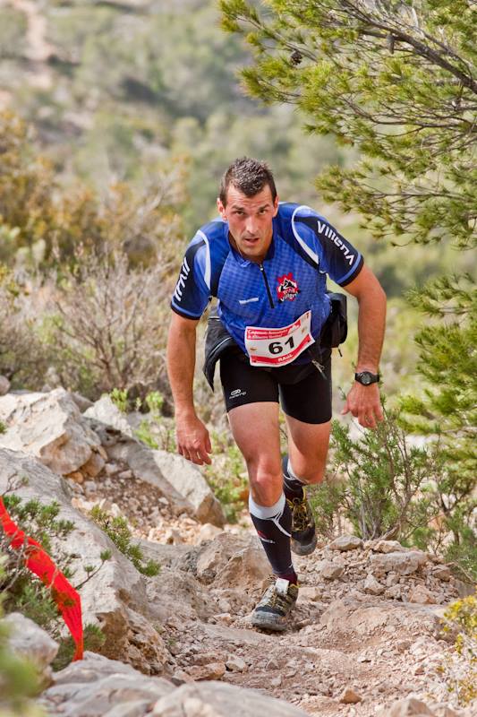 Raúl Domene en pleno ascenso al Puig Campana