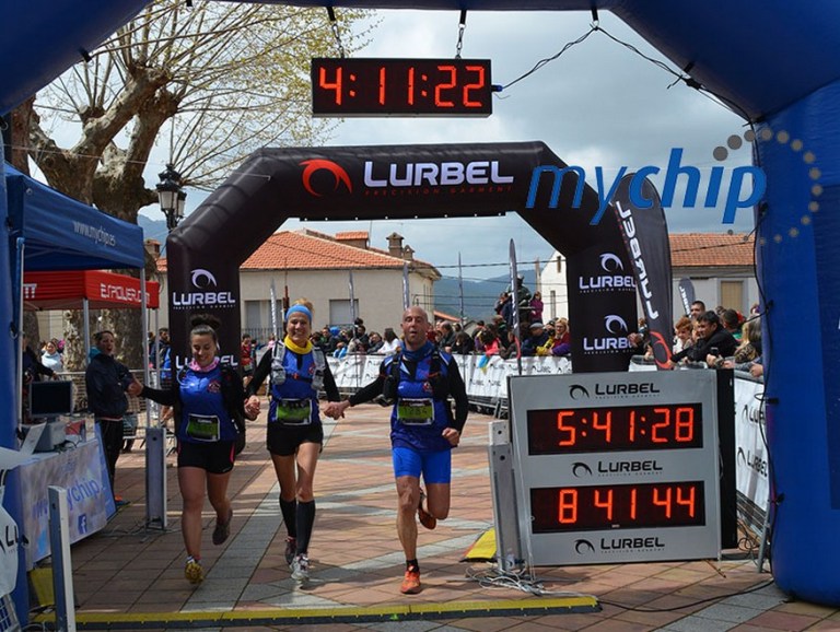 María Ángeles, Irene y Jero cruzando juntos la línea de meta