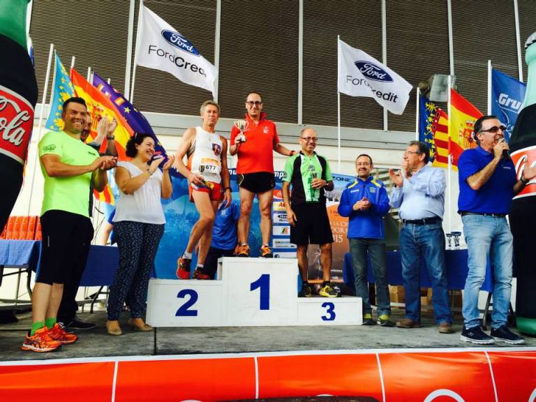 Ángel Granizo en lo más alto del pódium recogiendo el trofeo de primer clasificado veterano