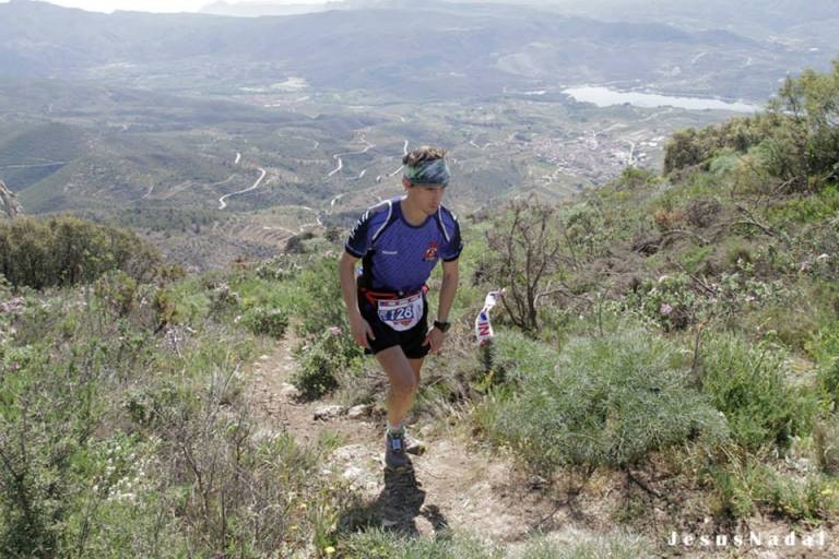 Raúl Briones durante el ascenso a la dura Senda del Regall alrededor del Km 27