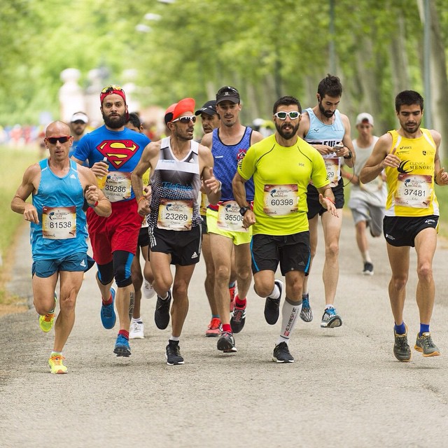 Rober Martínez compartiendo kilómetros junto a Chema Martínez (En la foto con gorra roja y dorsal 23269)