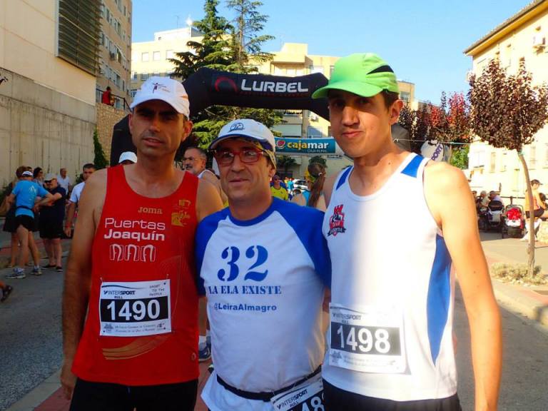 Ángel Granizo con su camiseta con el clásico dorsal 32 e Iván Berbegal