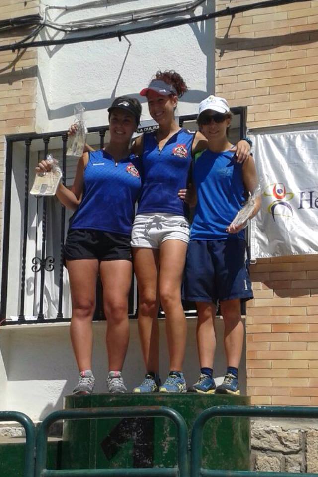 Eva y María Ángeles recibiendo los trofeos en el pódium