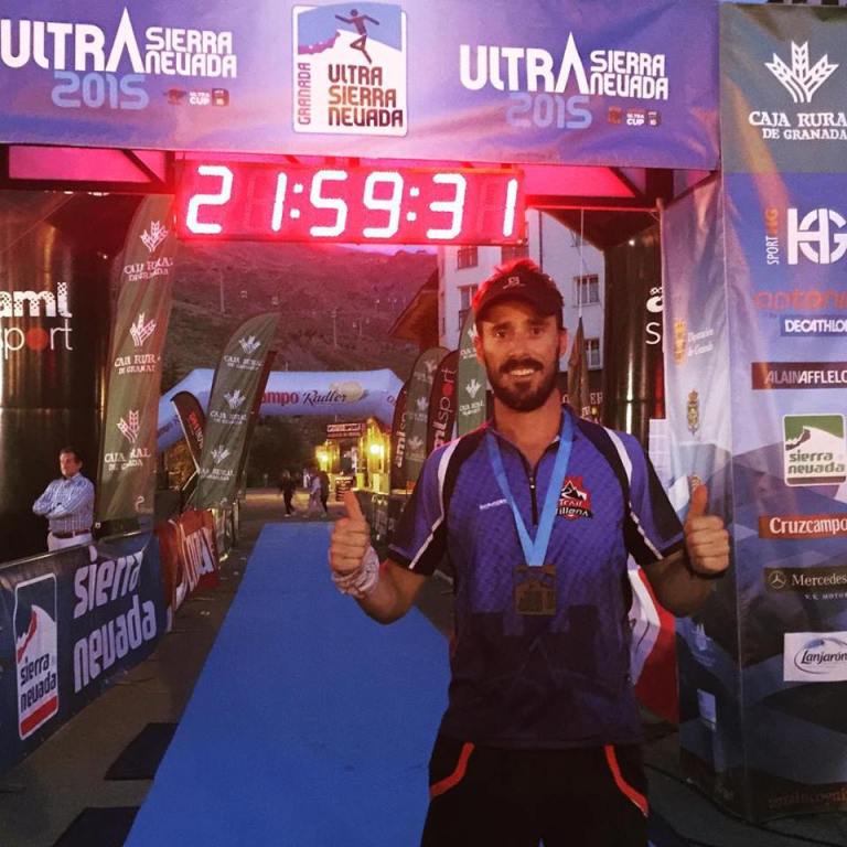 Rober Martínez tras cruzar la línea de meta y recoger su medalla de finisher